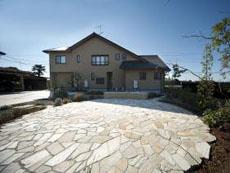 乱形石貼りのサークルテラス　川島