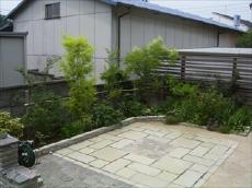 自然石を敷いたタイルテラス　ふじみ野