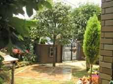 木陰で芝が枯れてしまう部分にタイルテラス　富士見