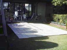 タイルテラスで芝の管理を軽減　川越