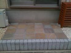 掃出し窓にタイルテラス　川越