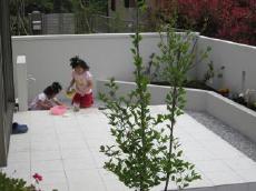 白いタイルデッキ　東松山