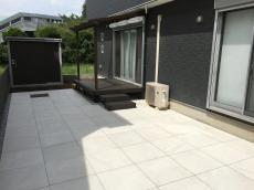 川越市　白いタイルテラスとポーチのシンプル外構