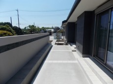 目隠しの壁とリビングの間のテラス