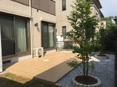 上尾市　タイルテラスで雑草対策