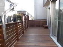 洗濯干しポールを取り付けられるアーム付きウッドデッキ