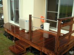 布団干しポールをつけたウッドデッキ